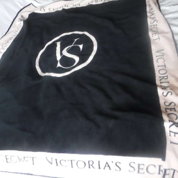 Victoria’s Secret Pink Black Logo Throw Blanket 67x48 - Picture 8 of 9